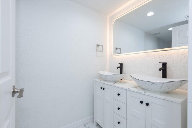 Building Photo - 713 SW 4th Ct