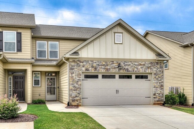 Building Photo - 596 Vinings Dr