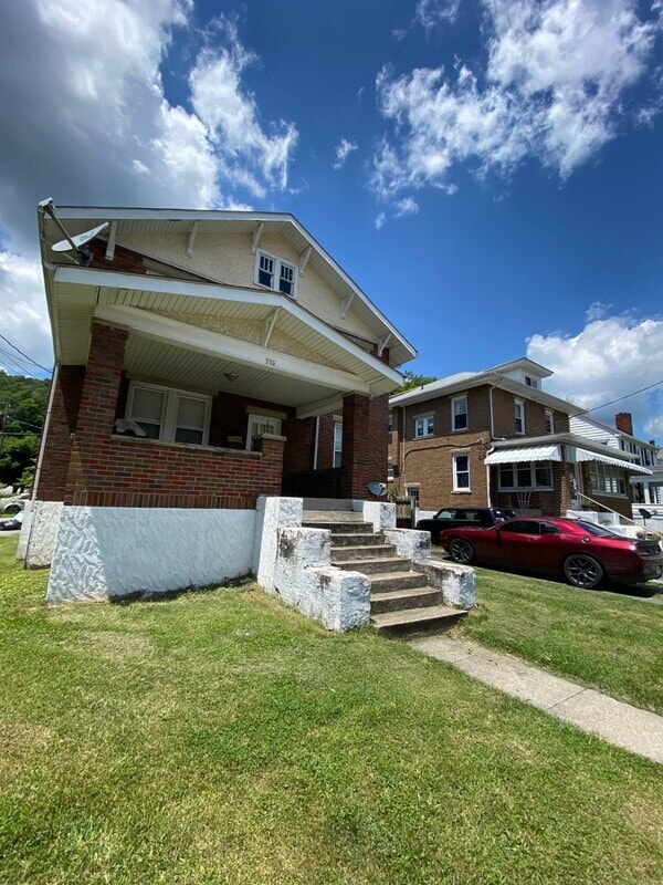 Building Photo - 916 College Ave