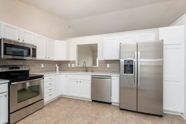 Building Photo - Updated 3 Bedroom Ranch on a Cul-De-Sac in...