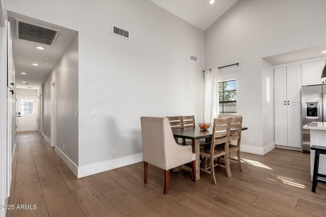 Building Photo - 345 W Wilshire Dr
