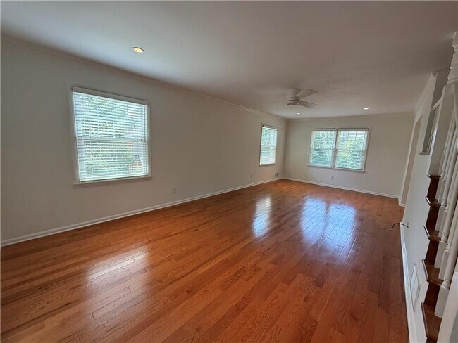 Building Photo - 800 Glenairy Dr NE