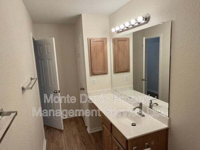 Building Photo - 1206 Devil Ridge