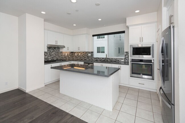 Building Photo - 4 Bedroom, 3 and 1/2 Bath Townhome in the Great Park