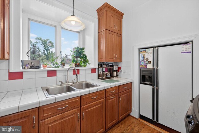 Building Photo - 420 W Cork St