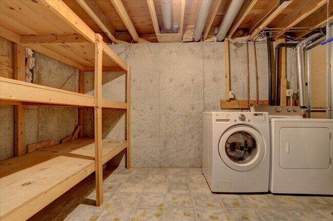 Building Photo - 10701 Hobbit Ln