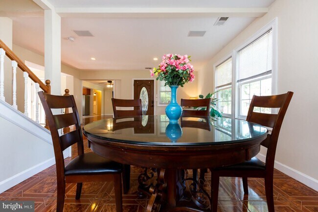 Building Photo - 303 Lincoln Ave