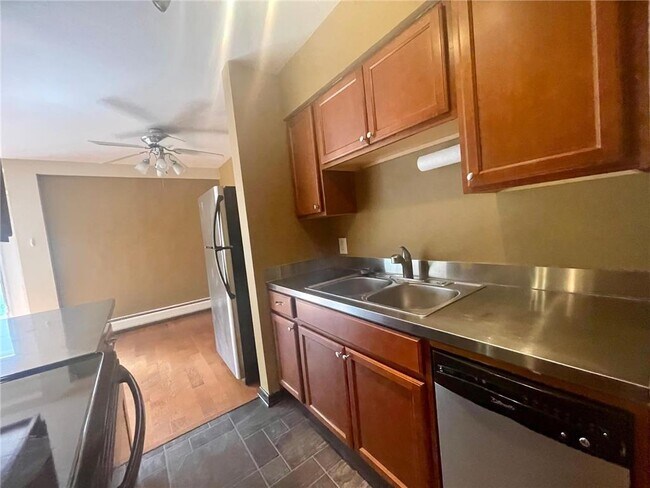 Building Photo - 633 Robert St