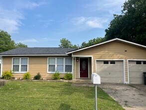 Building Photo - In the heart of Cleburne