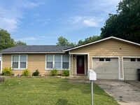 Building Photo - In the heart of Cleburne