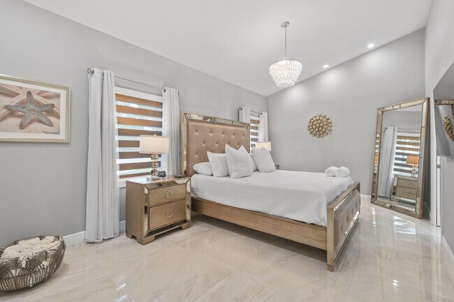 Building Photo - 7101 W Lake Dr