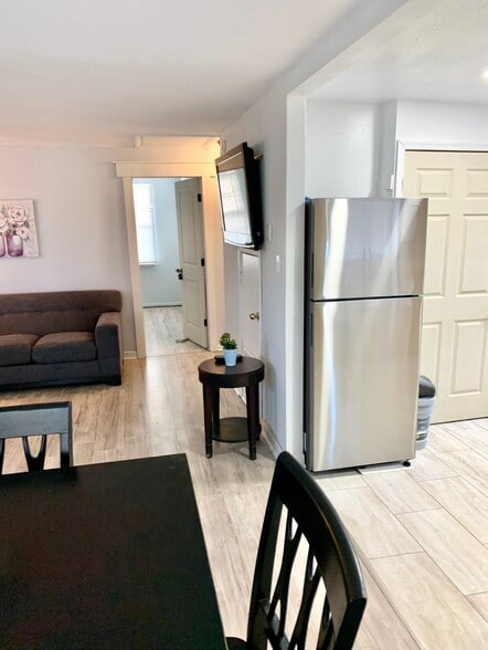 Building Photo - 406 Tazewell St