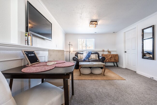 Building Photo - Beautiful updated 4 bed 2 bath Widefield h...