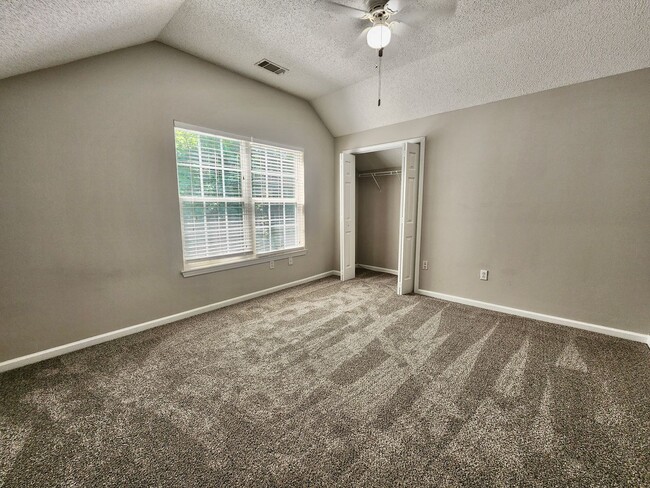 Building Photo - Adorable, well taken care of three bedroom...