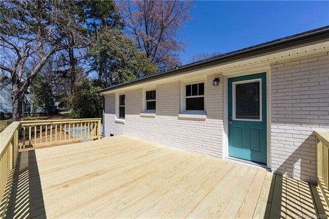 Building Photo - Must view this exquisite 3 bedroom 1 bath brick home. Within 2 miles from Uptown.