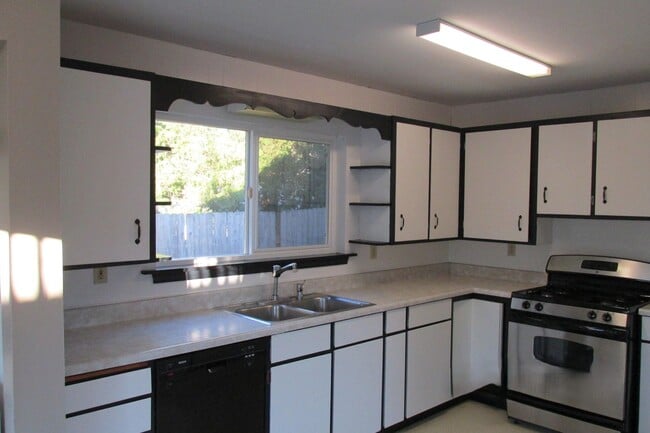 Building Photo - 2 Bedroom House in Burlington