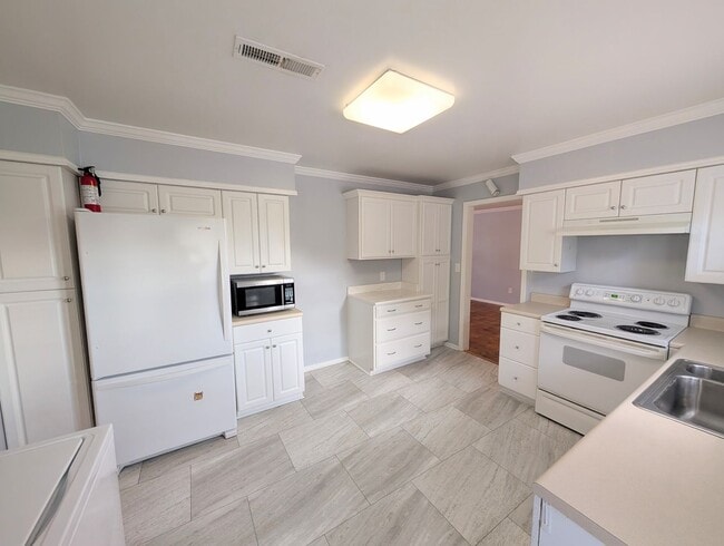 Building Photo - Serene 2BR Living in Seagate Near Market Common - Long Term Rental