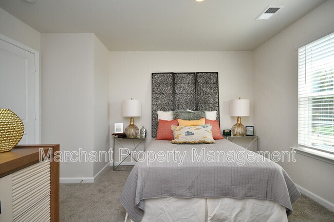 Building Photo - 27 English Ct