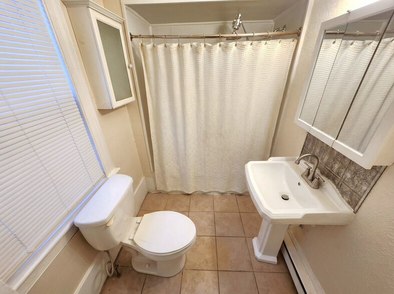 Building Photo - 304 E King St