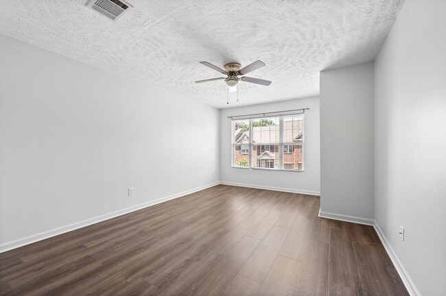 Building Photo - Stunning 3BR/2.5BA Updated Townhome in Pri...