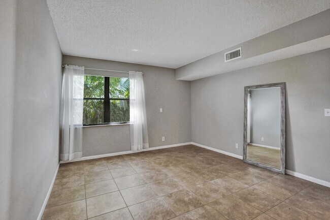 Building Photo - 2906 SW 21st Terrace