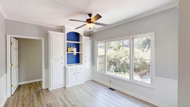 Building Photo - 4130 Knollcrest Cir N