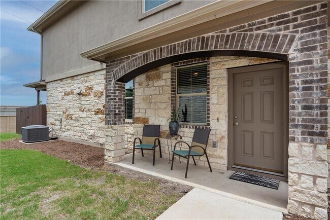 Building Photo - 2880 Donnell Dr