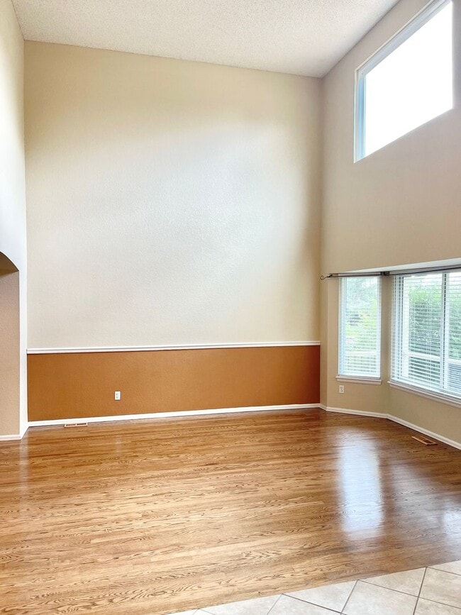 Building Photo - Large Clean Home in Aurora