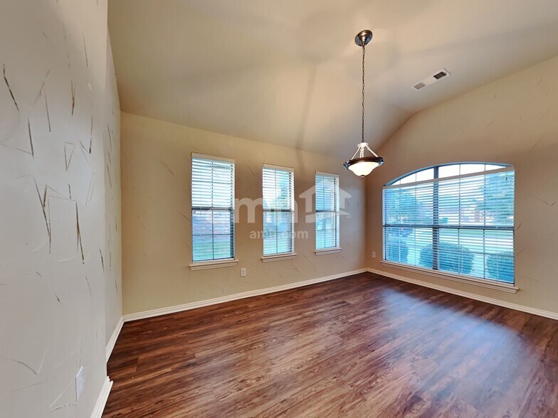 Building Photo - 1031 Hollow Creek Dr