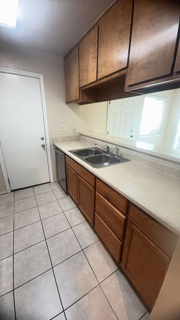 Building Photo - Spacious 2-Bedroom Duplex for Rent