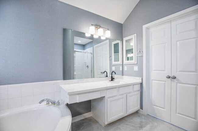 Building Photo - 18135 Somerset Knolls Ct