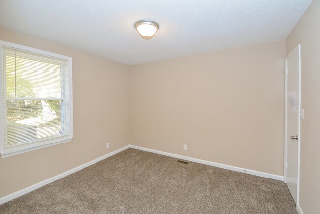 Building Photo - 346 Woodale Dr
