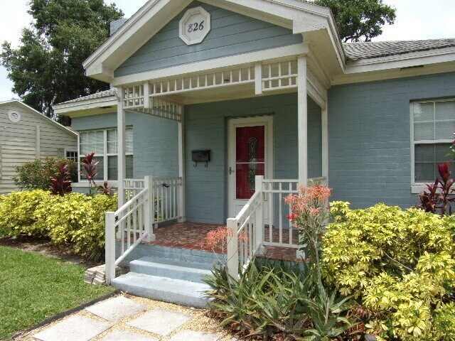 Building Photo - Walk to Lake Hollingsworth...Available Now