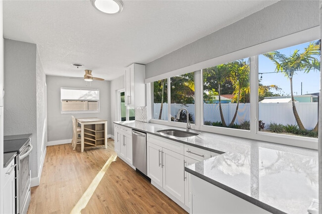 Building Photo - 1960 NW 32nd Ct