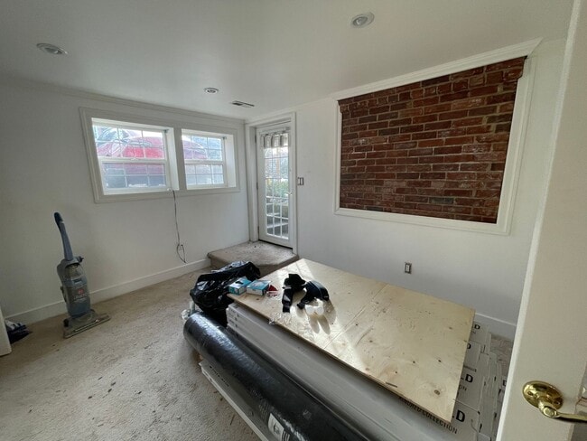 Building Photo - Lower Level to Charming 2 Bedroom Madison Valley!!