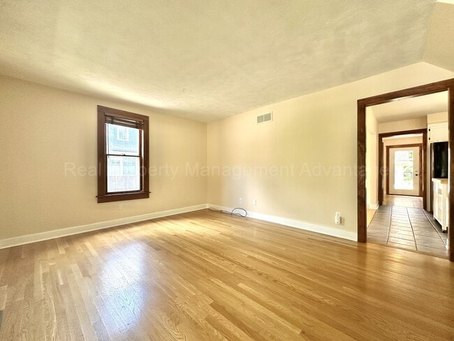 Building Photo - Craftsman Style, Modern Amenities Steps from Main St.