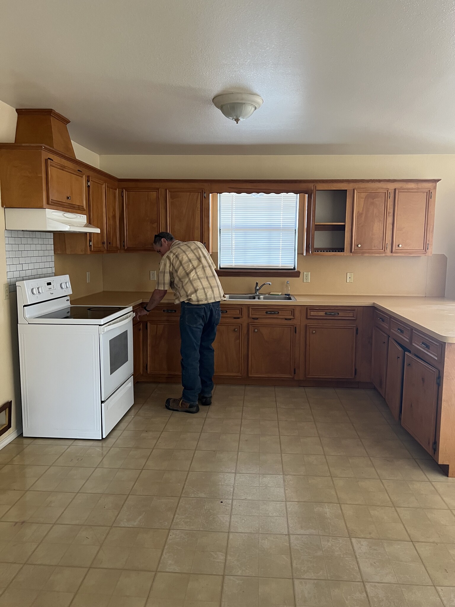 Kitchen and stove - 1614 Bush St