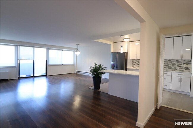 Building Photo - 1600 Center St