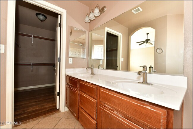 Building Photo - 3257 Sunset Point Dr