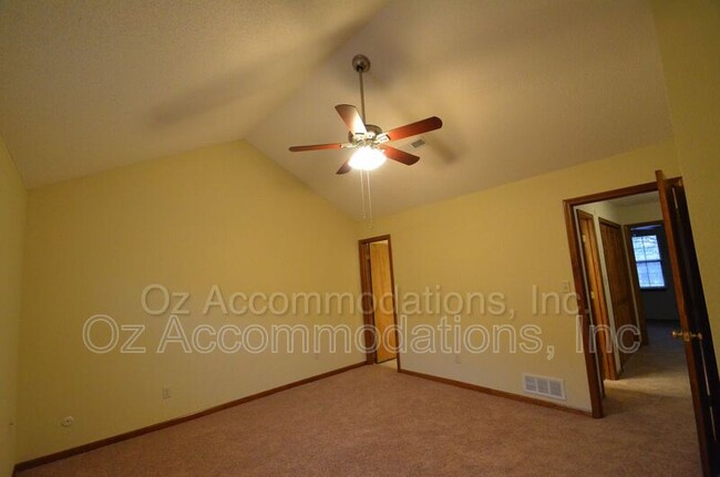 Building Photo - 311 NE Timbercreek Dr
