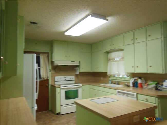 Building Photo - 391 Oakcrest Dr