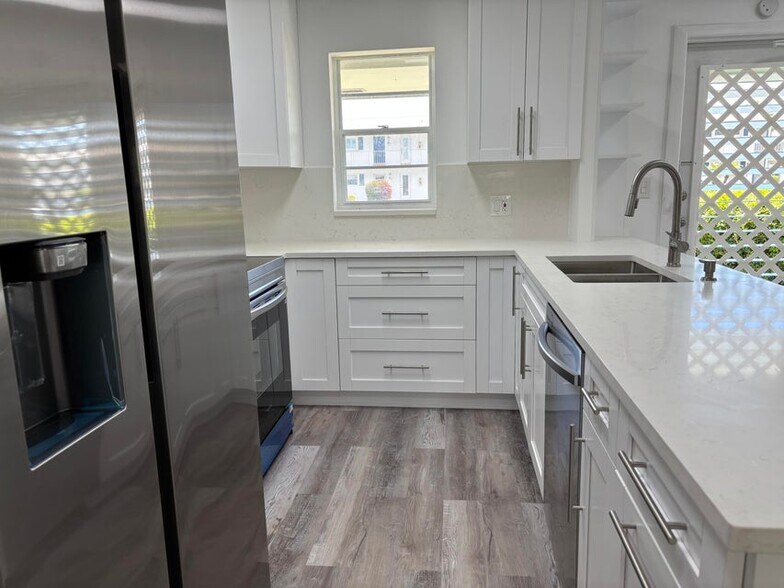 Building Photo - 1119 Lake Ter