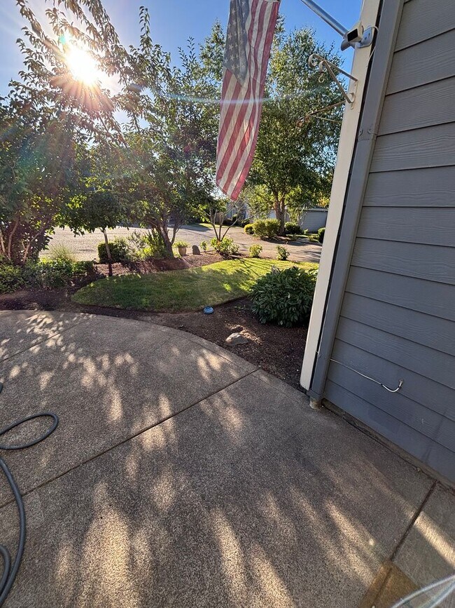 Building Photo - 4 Bedroom 2.5 Bathroom Home in NW Salem!