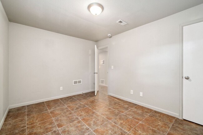 Building Photo - 810 W Laurel St