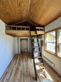 Building Photo - Quaint Studio Loft