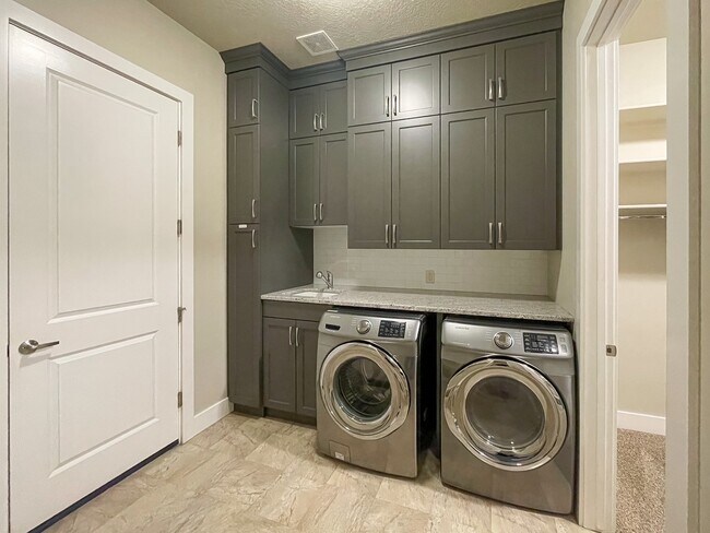 Building Photo - 307 E Grove Creek Ln