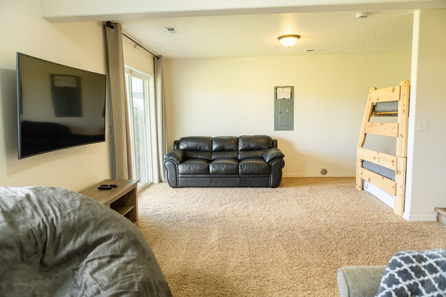 Basement Family room - 1280 SW Selway Ln