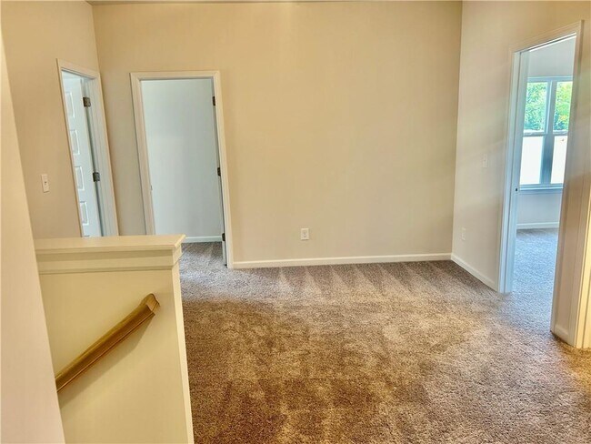 Building Photo - 1083 Lyndhurst Ln