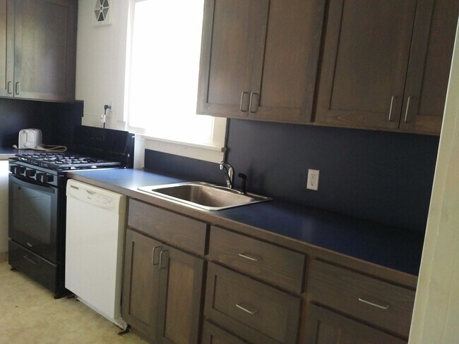 Building Photo - 913 E Isaacs Ave