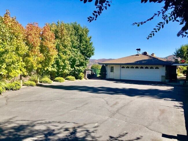 Building Photo - Beautiful Custom Home in Fallbrook, just m...